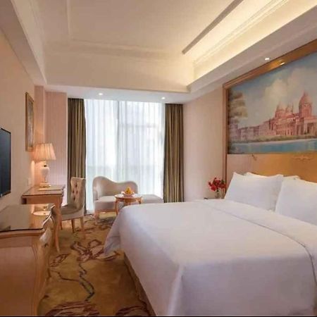 Vienna Hotel Shenzhen Baoneng City Plaza Buitenkant foto